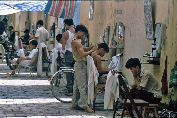 Cắt tóc vỉa hè, Hà Nội 1991.